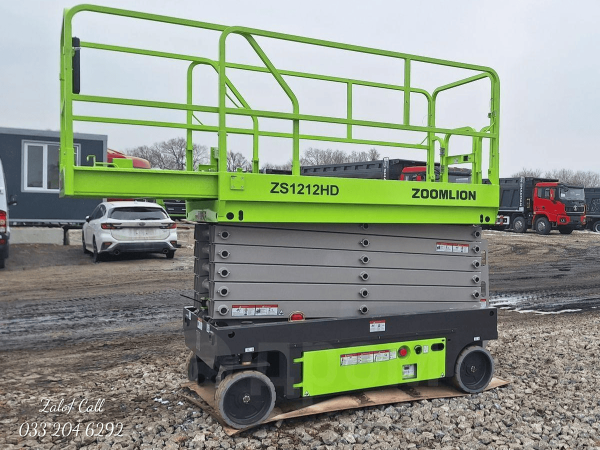 Toàn cảnh xe cắt kéo 14m Zoomlion ZS1212HD đang hoạt động tại một công trình xây dựng.