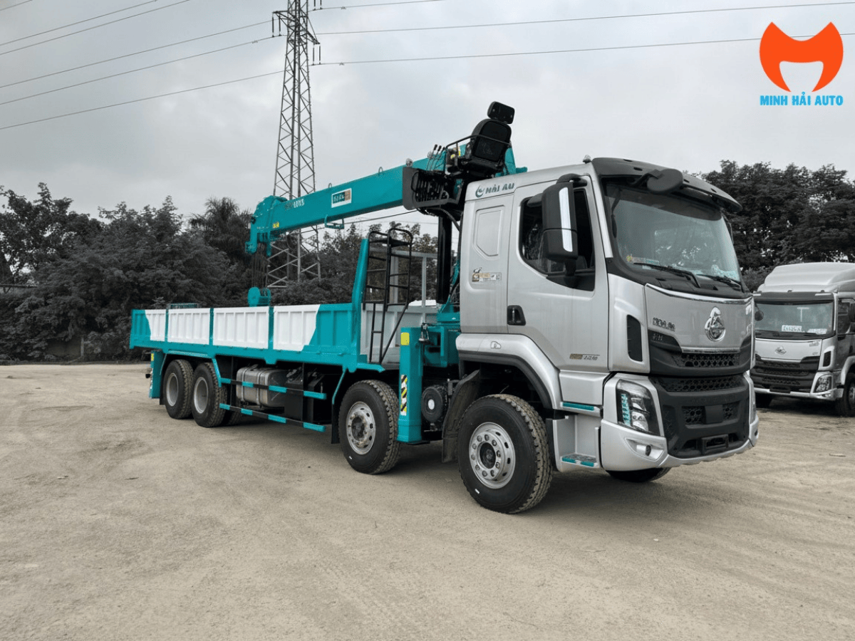 Toàn cảnh xe cẩu tự hành 12 tấn Chenglong gắn cẩu Hyundai Everdigm HLC-12015.