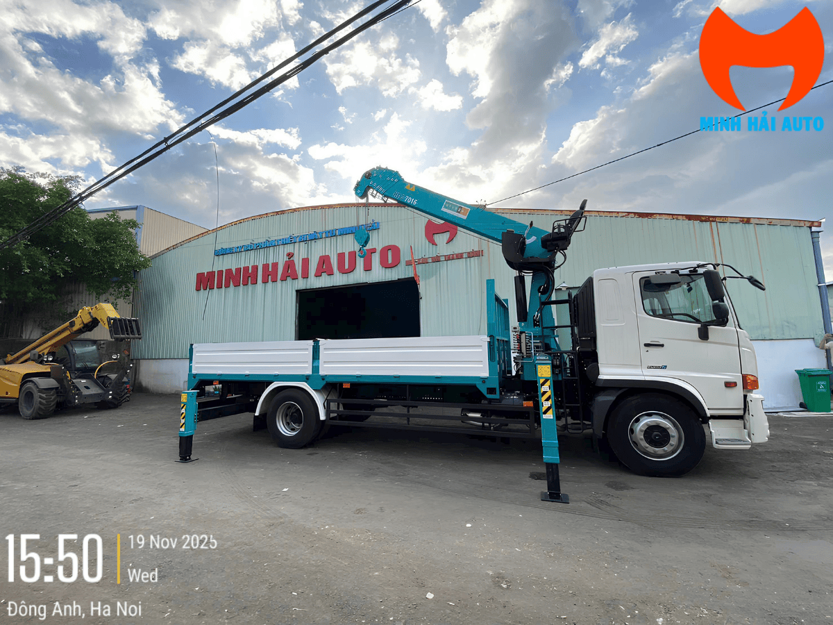 Tổng thể xe cẩu Hino 6 tấn gắn cẩu Hyundai HLC-7016 với thiết kế mạnh mẽ, hài hòa.