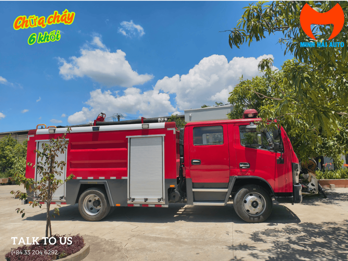 Toàn cảnh xe chữa cháy 6 khối Dongfeng màu đỏ đang vận hành.