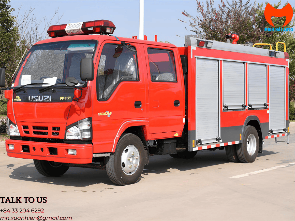 Toàn cảnh xe chữa cháy foam bọt 2.5 khối Isuzu với thiết kế cabin đôi và thân xe chuyên dụng, sẵn sàng làm nhiệm vụ.