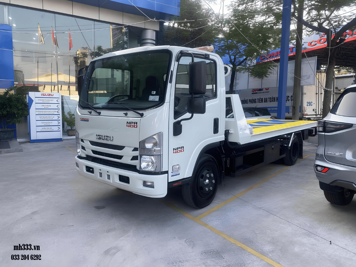 Toàn cảnh xe cứu hộ sàn trượt Isuzu 2.5 tấn màu trắng đang thực hiện thao tác cứu hộ.