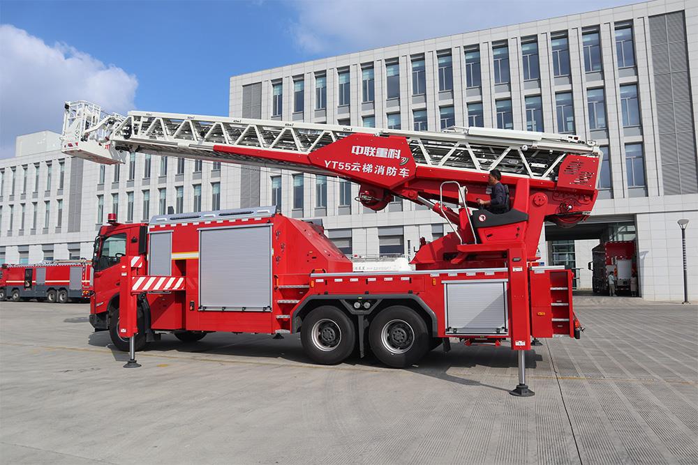 Toàn cảnh xe cứu hỏa thang nâng 55m Zoomlion ZLF5340JXFYT55 với thang vươn dài.