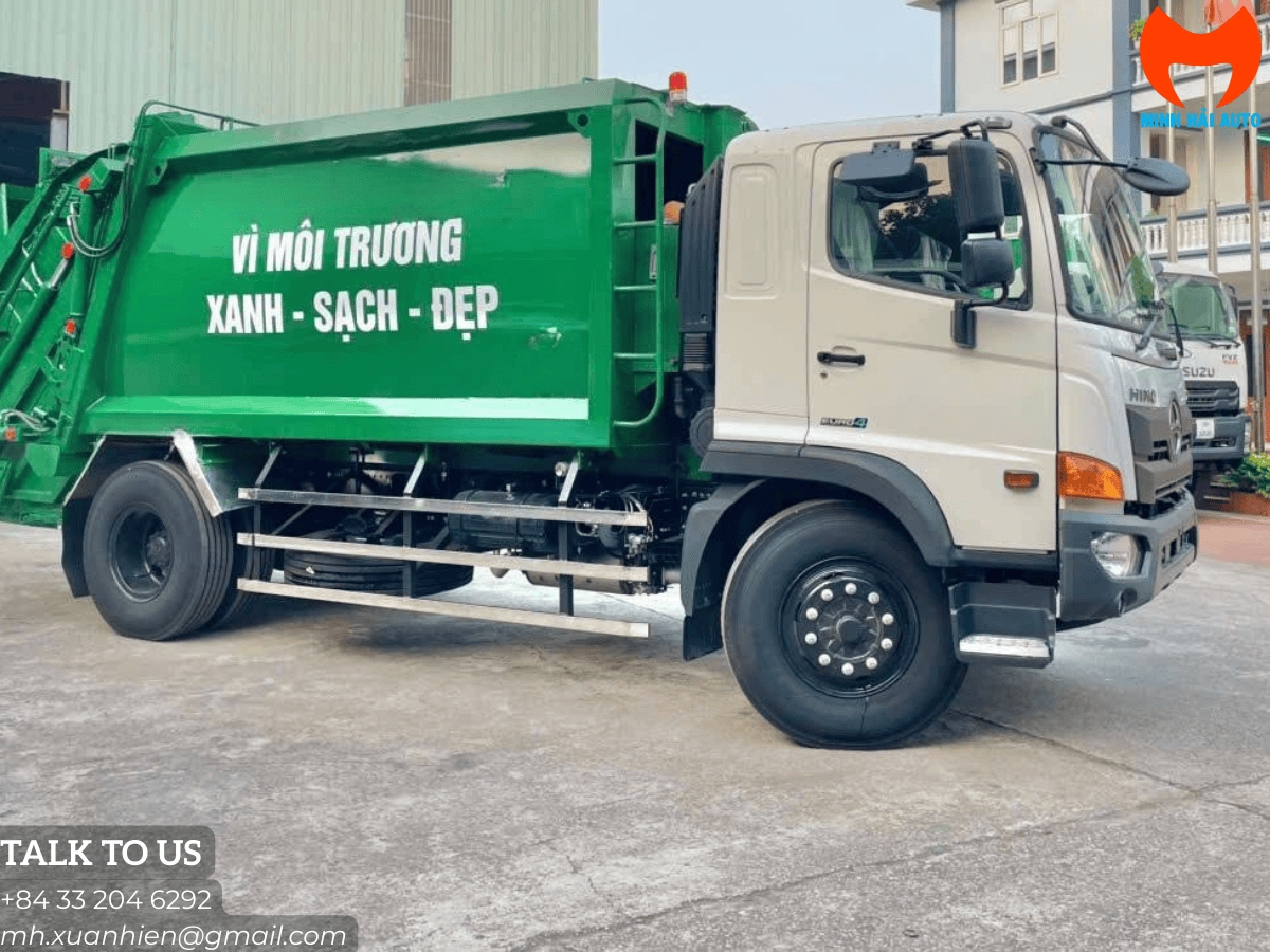 Toàn cảnh xe ép rác 14 khối Hino FG8JJSB với cabin trắng và thùng chuyên dụng màu xanh.