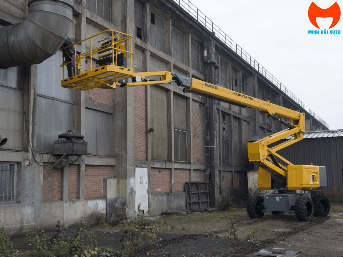 Xe nâng người Z Boom 26m Haulotte HA26 RTJ đang vươn cần làm việc tại công trường xây dựng.