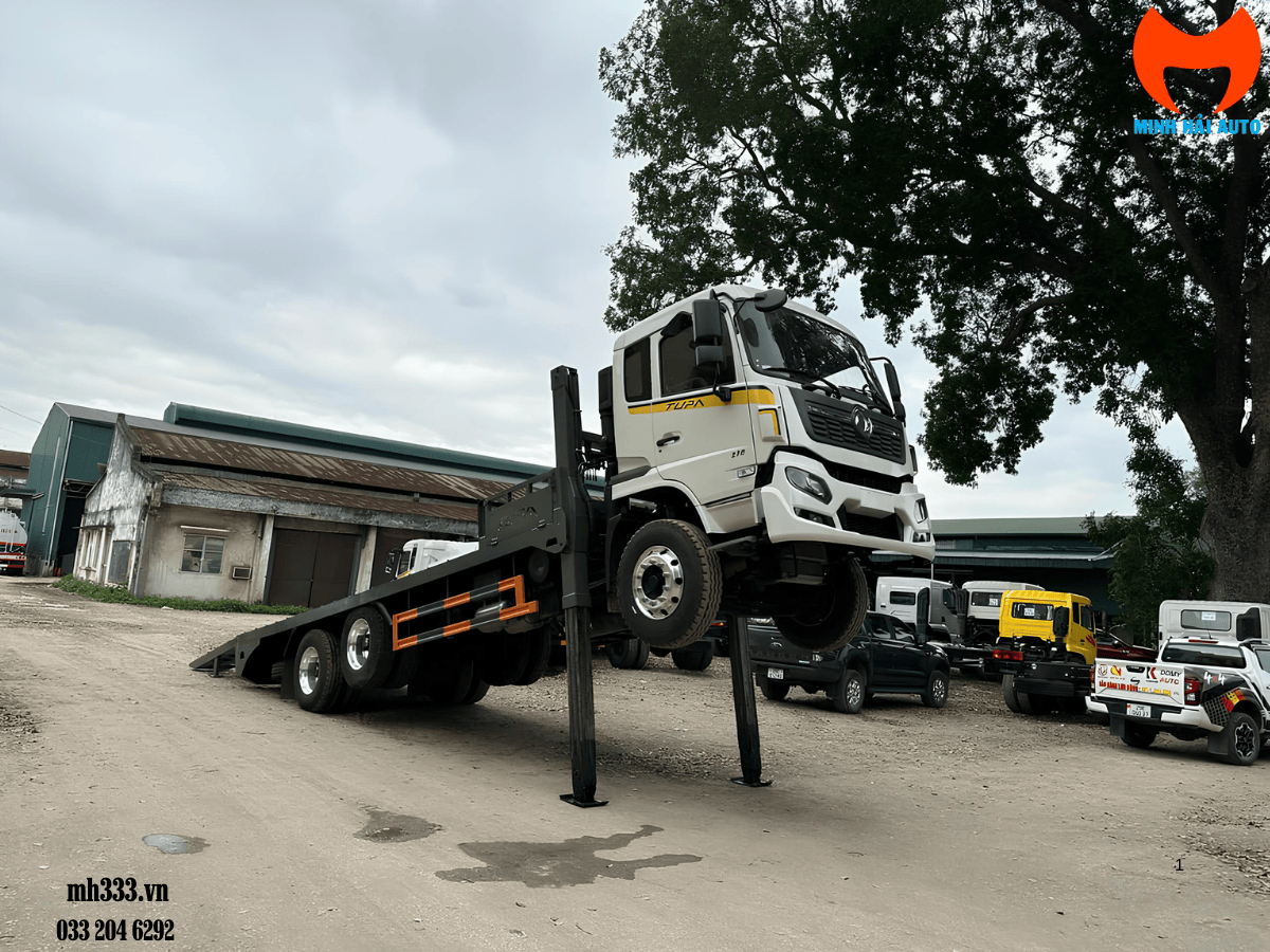 Toàn cảnh xe nâng đầu chở máy Dongfeng 3 chân đang đỗ tại bãi xe.