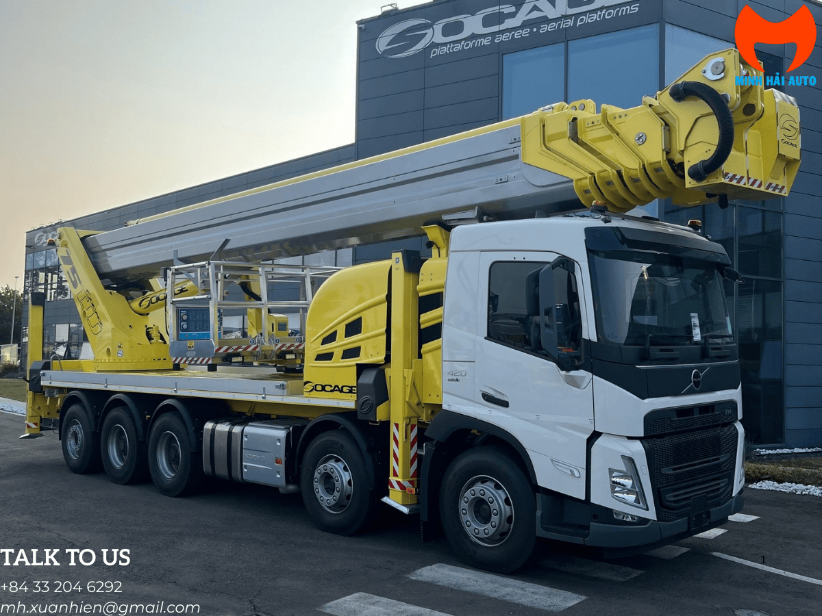 Toàn cảnh xe nâng người 75m Socage 75TJJ đang vươn cần tại một công trình lớn.