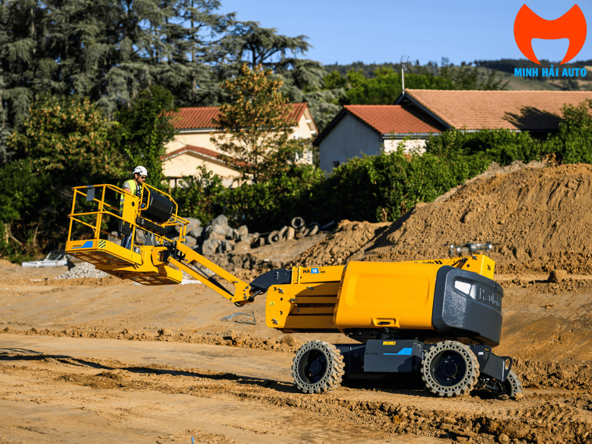Toàn cảnh xe nâng người Haulotte HA16 RTJ PRO làm việc trên cao 16m.