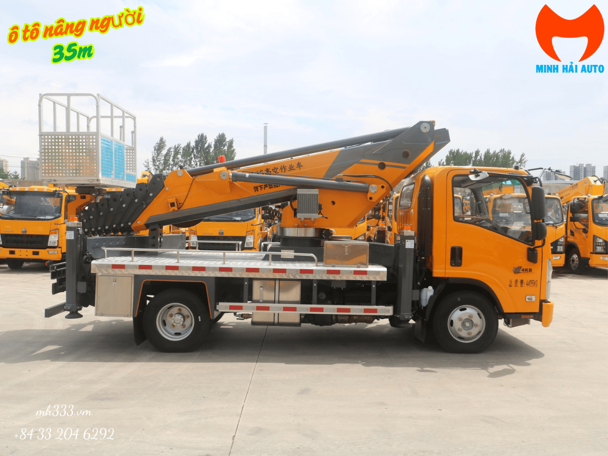 Toàn cảnh xe ô tô nâng người 33m GK35 đang vươn cần tại công trường.