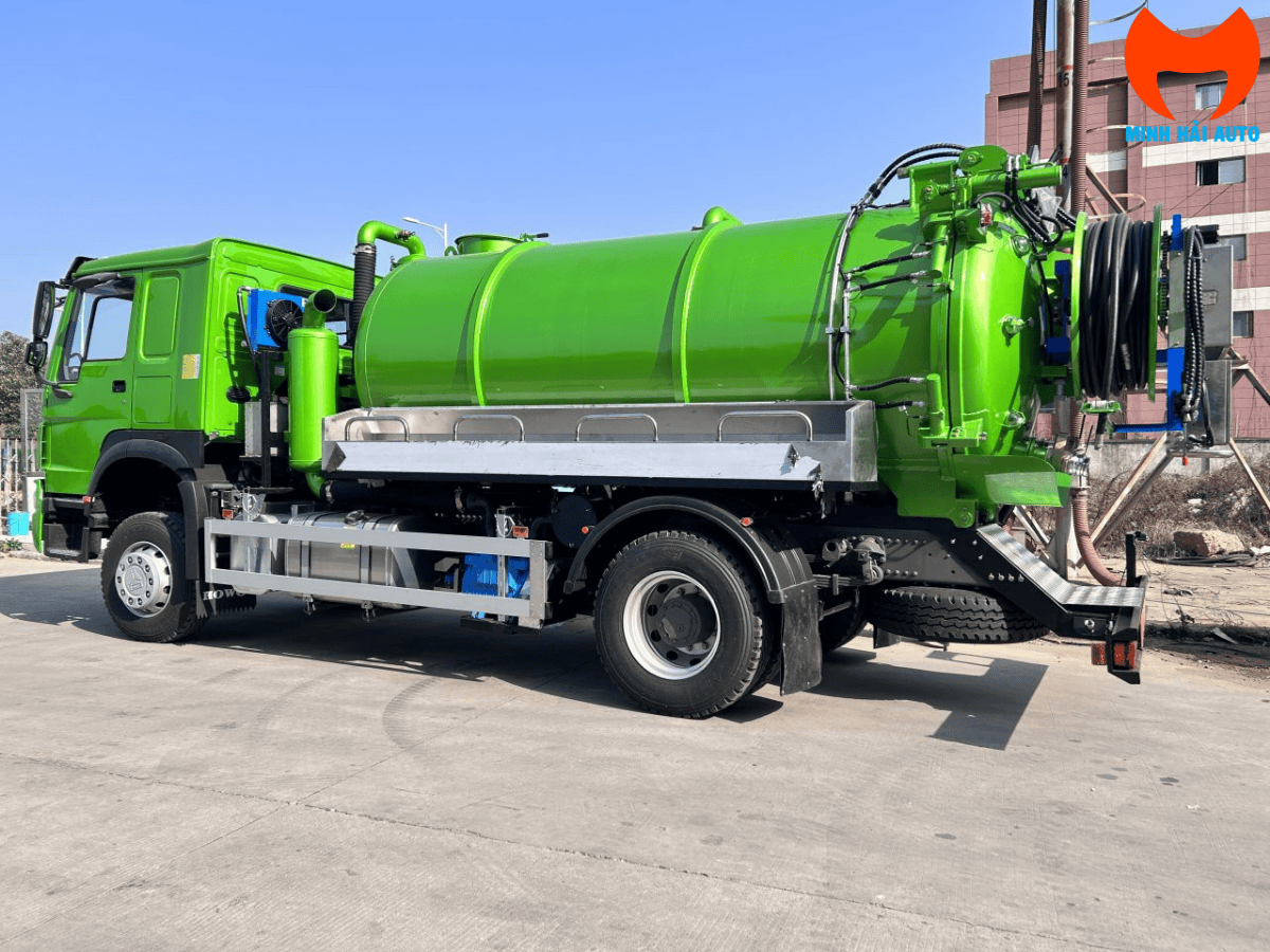 Toàn cảnh xe phun hút thông cống Howo 10,000 lít đang hoạt động tại công trường.