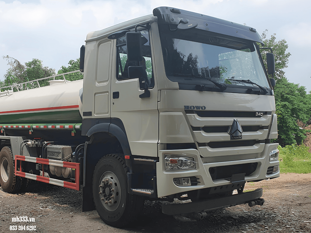 Toàn cảnh xe phun nước Howo 12 khối đang vận hành phun rửa đường trong thành phố.
