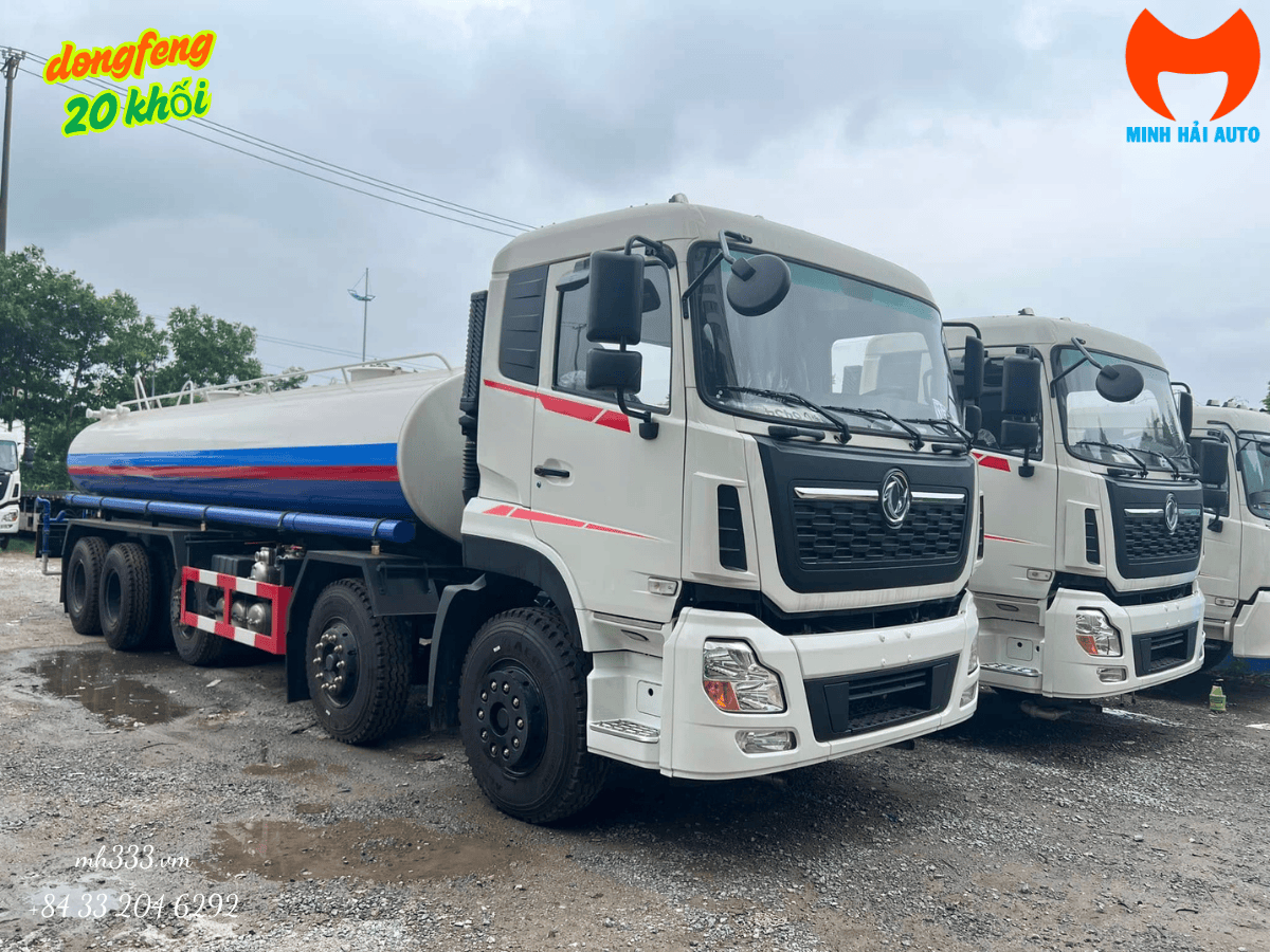 Toàn cảnh xe phun nước rửa đường 20 khối Dongfeng đời 2025 đang vận hành.