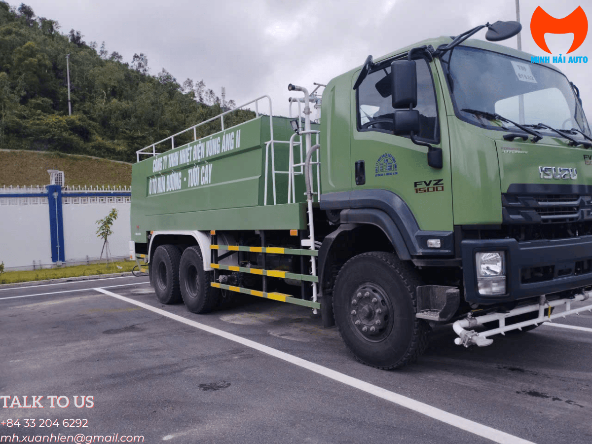 Toàn cảnh xe phun nước rửa đường Isuzu FVZ 14 khối với thiết kế mạnh mẽ, bồn chứa lớn đang hoạt động trên đường phố.