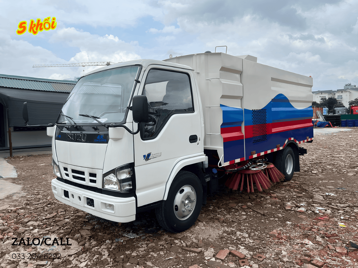 Toàn cảnh xe quét đường isuzu 5 khối QL1070A1HAY đang vận hành.