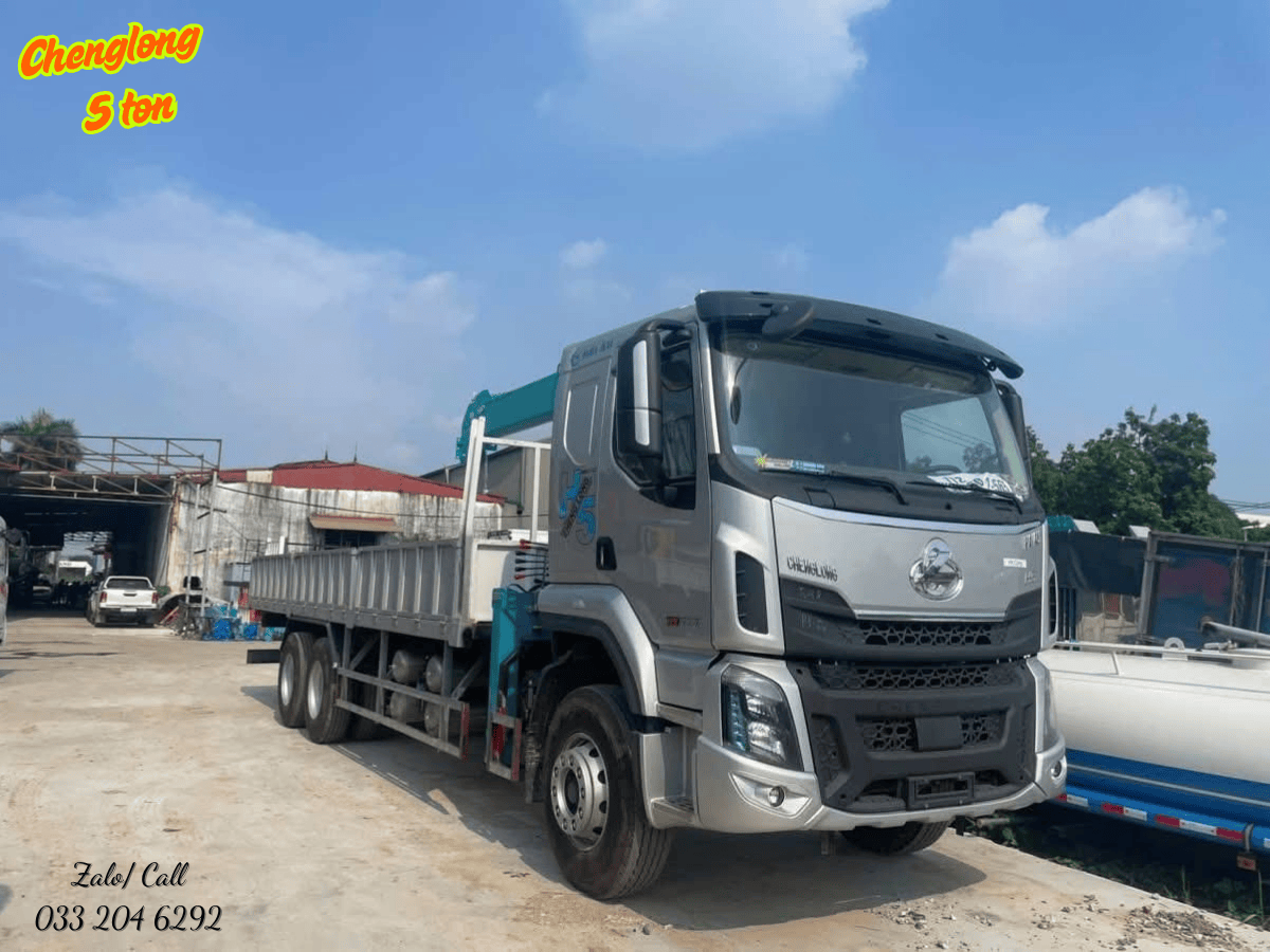 Toàn cảnh xe tải Chenglong M3 màu trắng gắn cẩu gập 5 tấn Hyundai Everdigm HLC-5014, thể hiện sự kết hợp mạnh mẽ và cân đối.