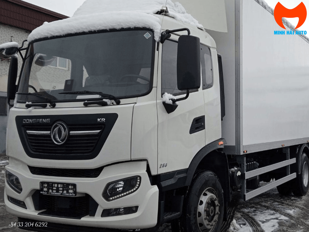 Toàn cảnh xe tải đông lạnh Dongfeng DFH1180E3 đang vận hành.
