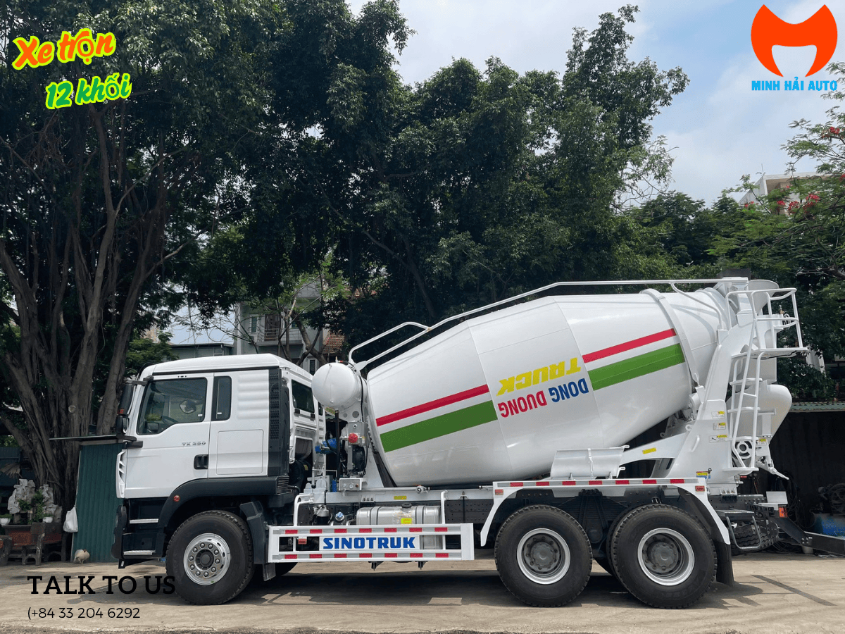 Toàn cảnh xe trộn bê tông HOWO TX 350HP 12 khối mạnh mẽ và hiện đại.