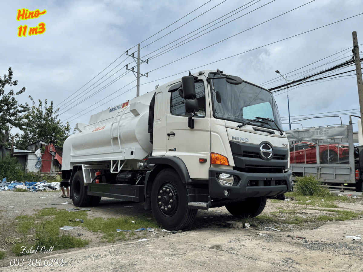 Toàn cảnh xe xitéc chở nhiên liệu 11 khối Hino FG8JJ7A đang vận hành trên đường.