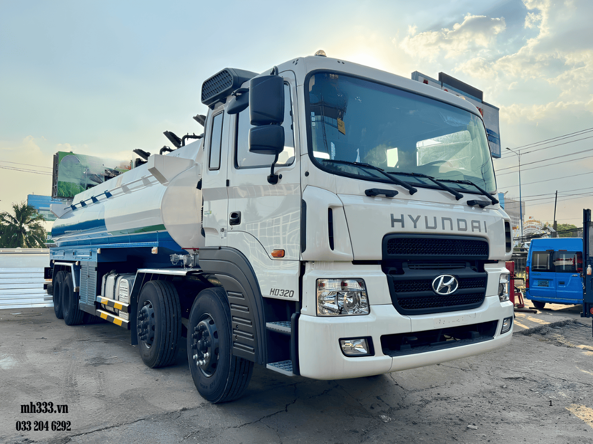 Toàn cảnh xe xitec chở xăng dầu 22 khối Hyundai HD320 4 chân với thiết kế mạnh mẽ, chuyên nghiệp.