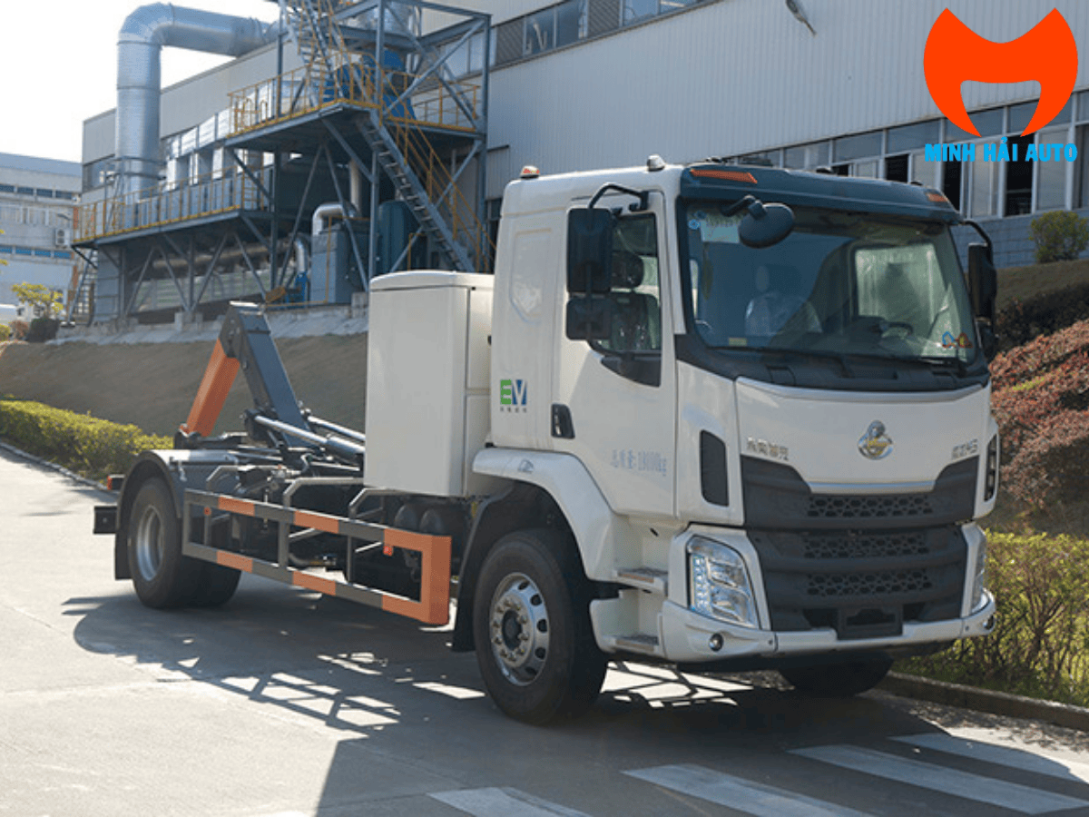 Toàn cảnh xe hooklift điện 14 tấn FLM5180 với thiết kế hiện đại và mạnh mẽ.