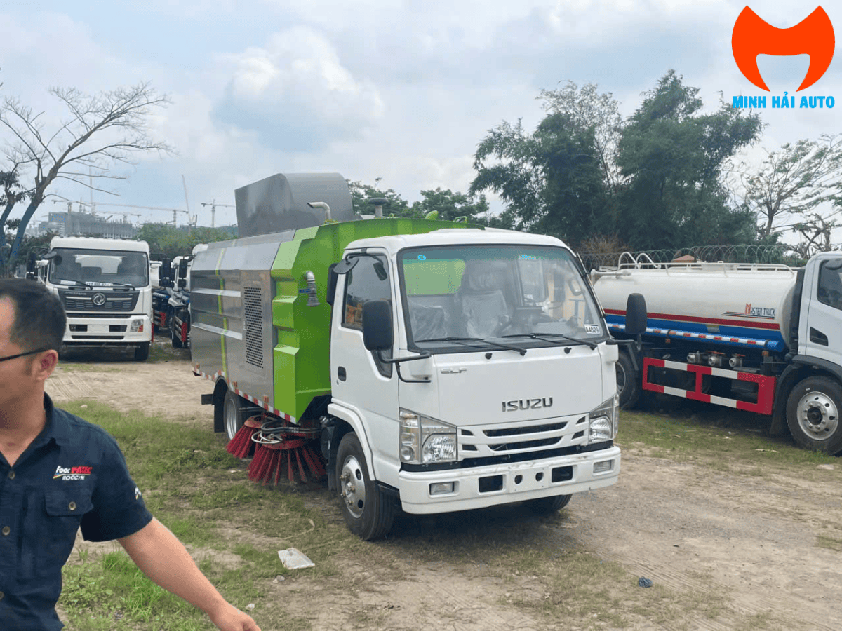 Toàn cảnh xe quét rác Isuzu 5 khối đang vận hành tại khu đô thị.