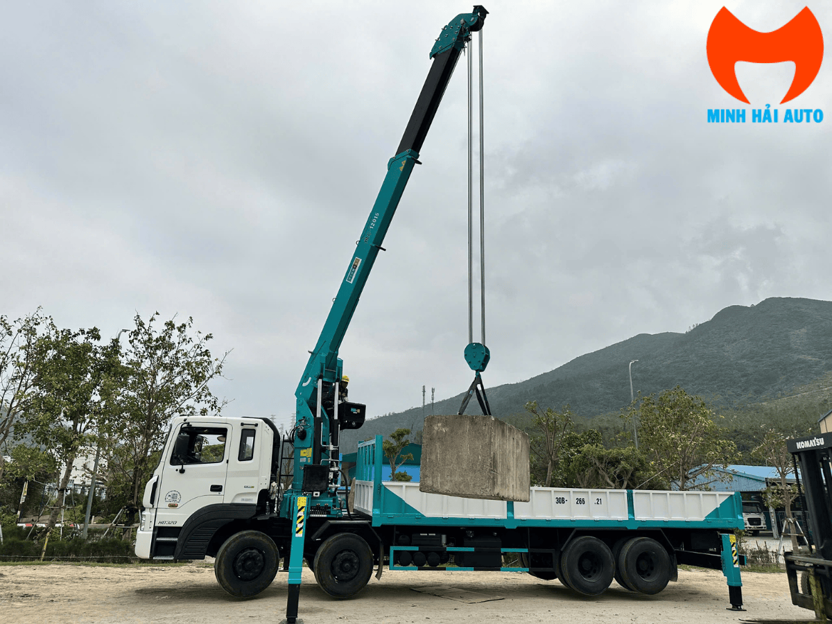Toàn cảnh xe tải Hyundai HD320 gắn cẩu 12 tấn Everdigm HLC-12015 tại Minh Hải Auto