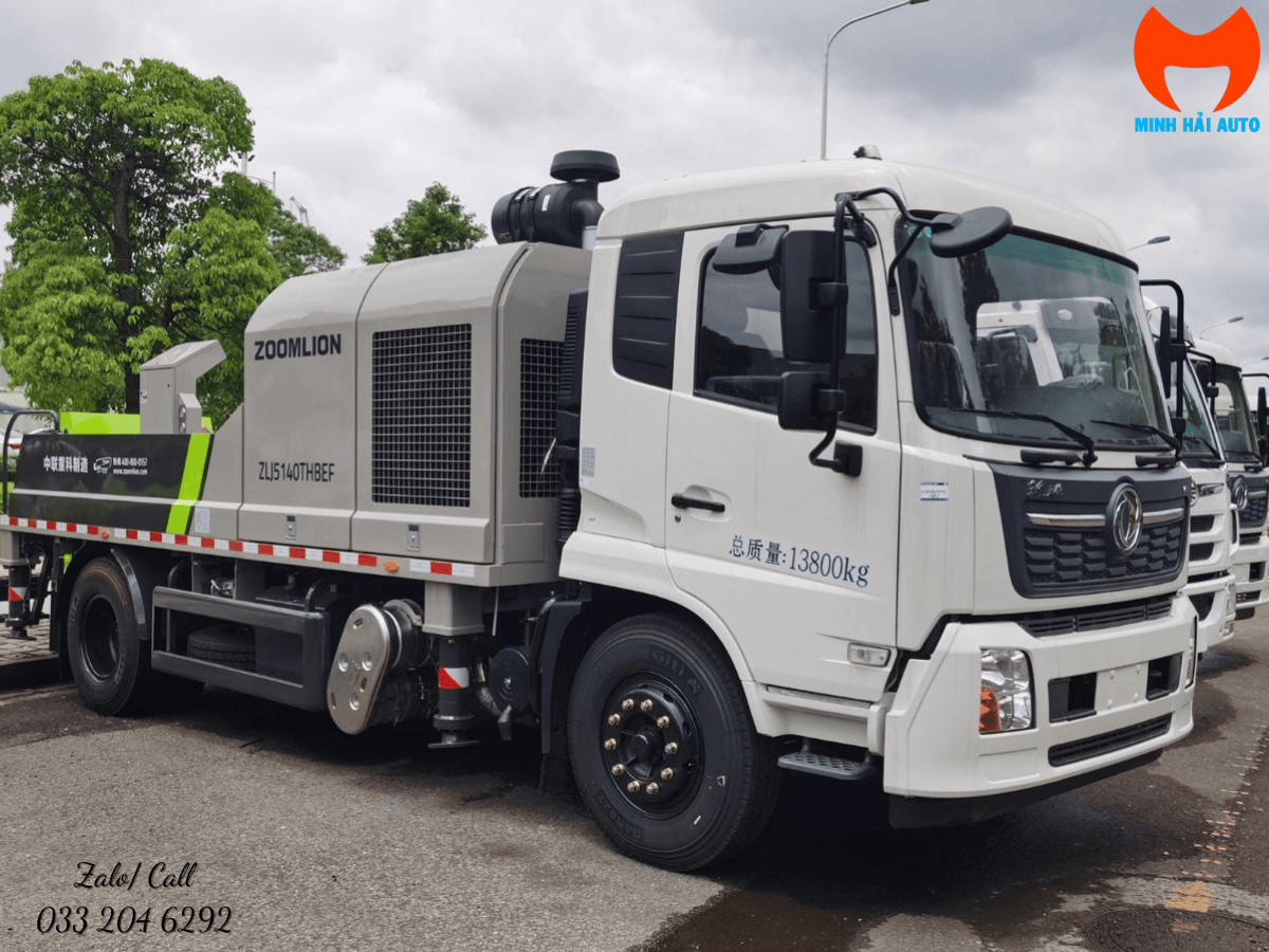 Tổng thể xe bơm bê tông tự hành 16 MPa Zoomlion ZLJ5140THBEF mạnh mẽ tại công trường.