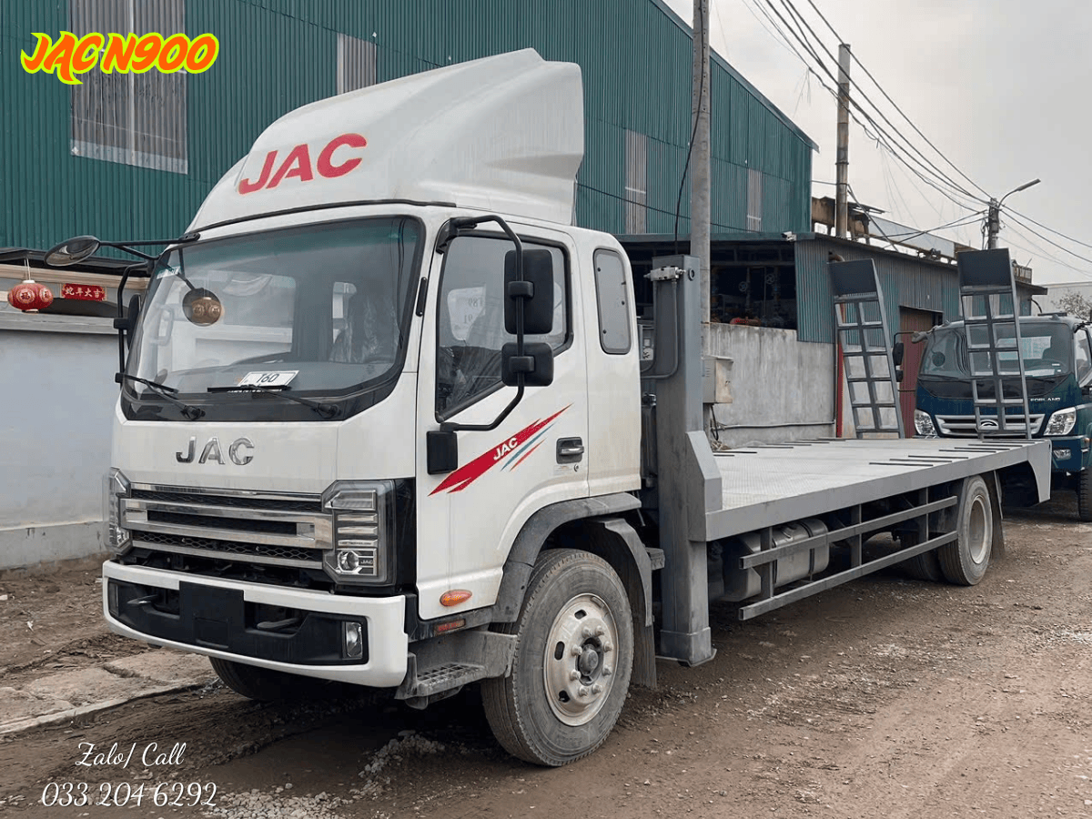 Tổng thể xe chở máy công trình JAC N900 mạnh mẽ, chuyên nghiệp với sàn thùng dài.