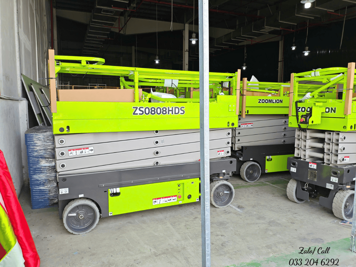 Tổng thể xe nâng người cắt kéo 10m Zoomlion ZS0808AC trong môi trường nhà xưởng công nghiệp.