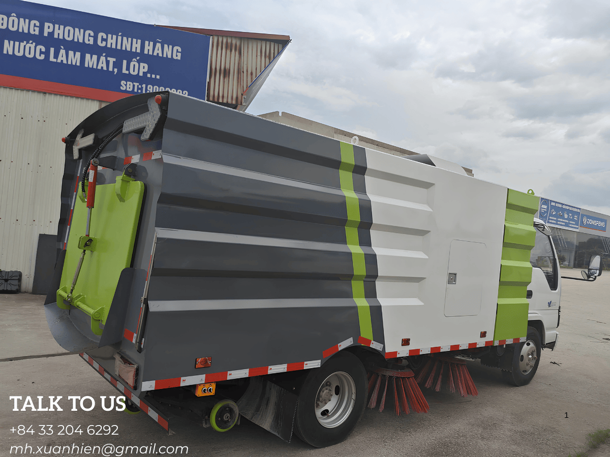 Tổng thể xe quét hút bụi isuzu 5 khối isuzu zoomlion zlj5073tslqle5 đang hoạt động trên đường phố.