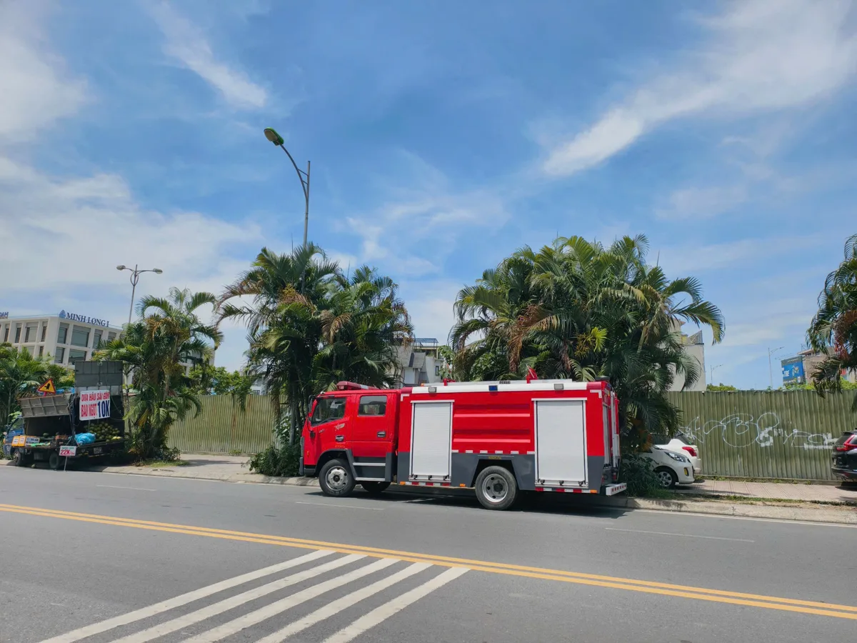 Xe cứu hỏa nền Dongfeng chassis Isuzu đỗ bên đường, nhìn từ phía bên hông