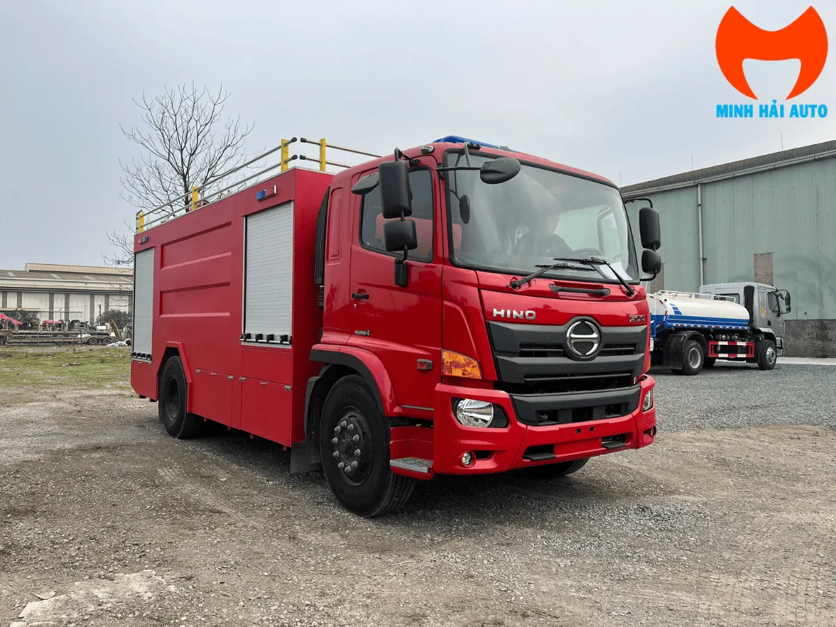 Xe cứu hỏa nền Hino 500 cabin đơn, nhìn góc trước bên phải tại xưởng đóng