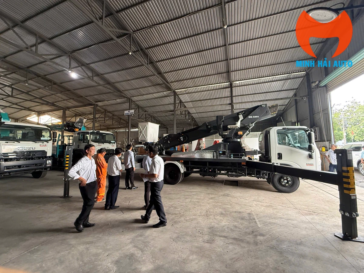 Triển khai chân chống xe nâng người Isuzu trước khi thử vận hành