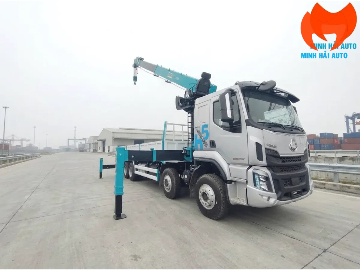 Xe tải gắn cẩu mở chân chống thủy lực kiểm tra an toàn kỹ thuật