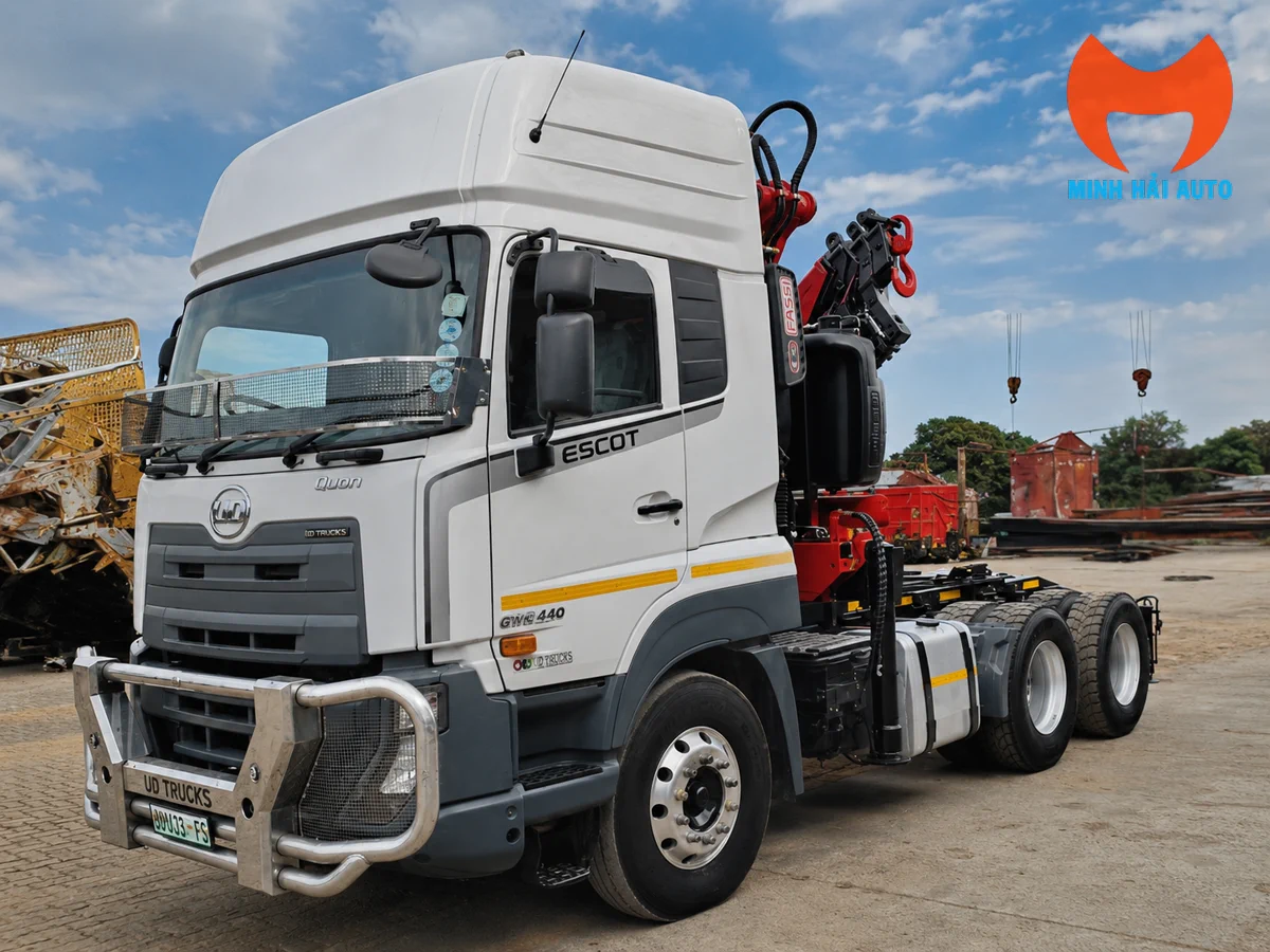 UD Trucks GWE440 6x4 gắn cẩu Fassi F420-4 nhìn tổng quan