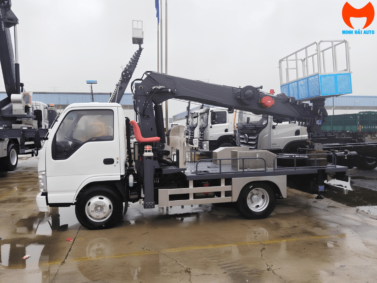 Ứng dụng của xe thang nâng 20m trong việc cắt tỉa cây xanh.