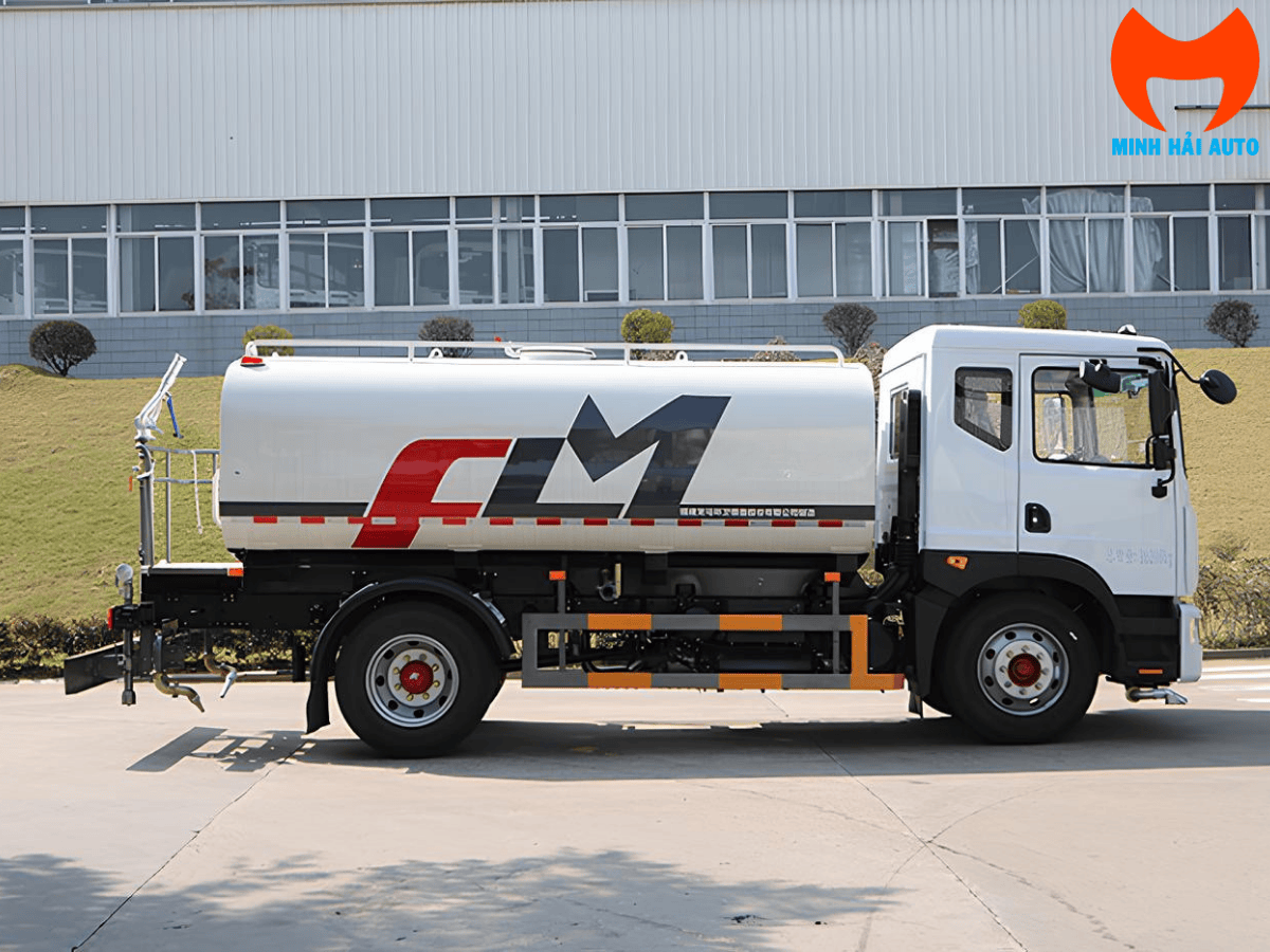 Ứng dụng đa dạng của xe bồn phun nước 10 khối tưới cây, dập bụi, rửa đường.