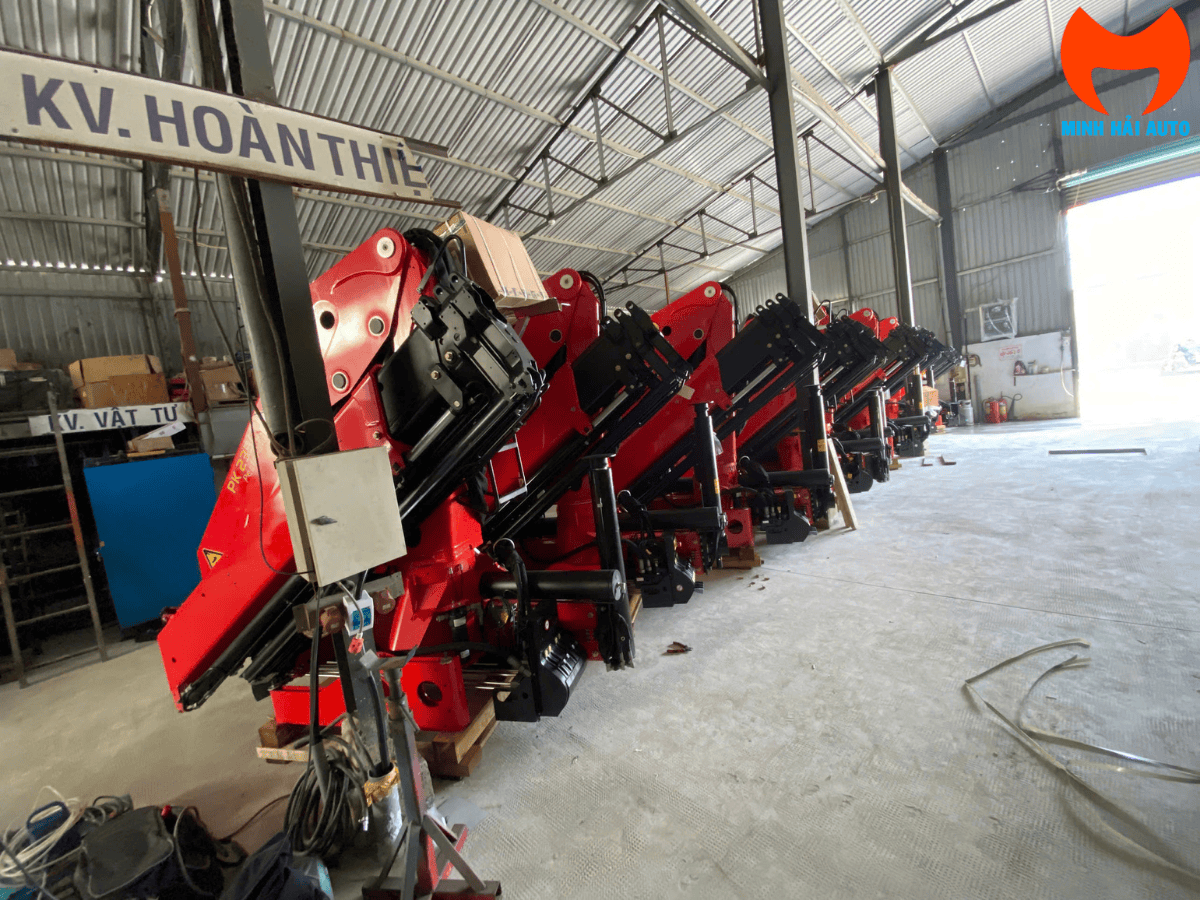 Ứng dụng thực tế của cẩu gập Palfinger PK 23500 trong ngành xây dựng và công nghiệp nặng.