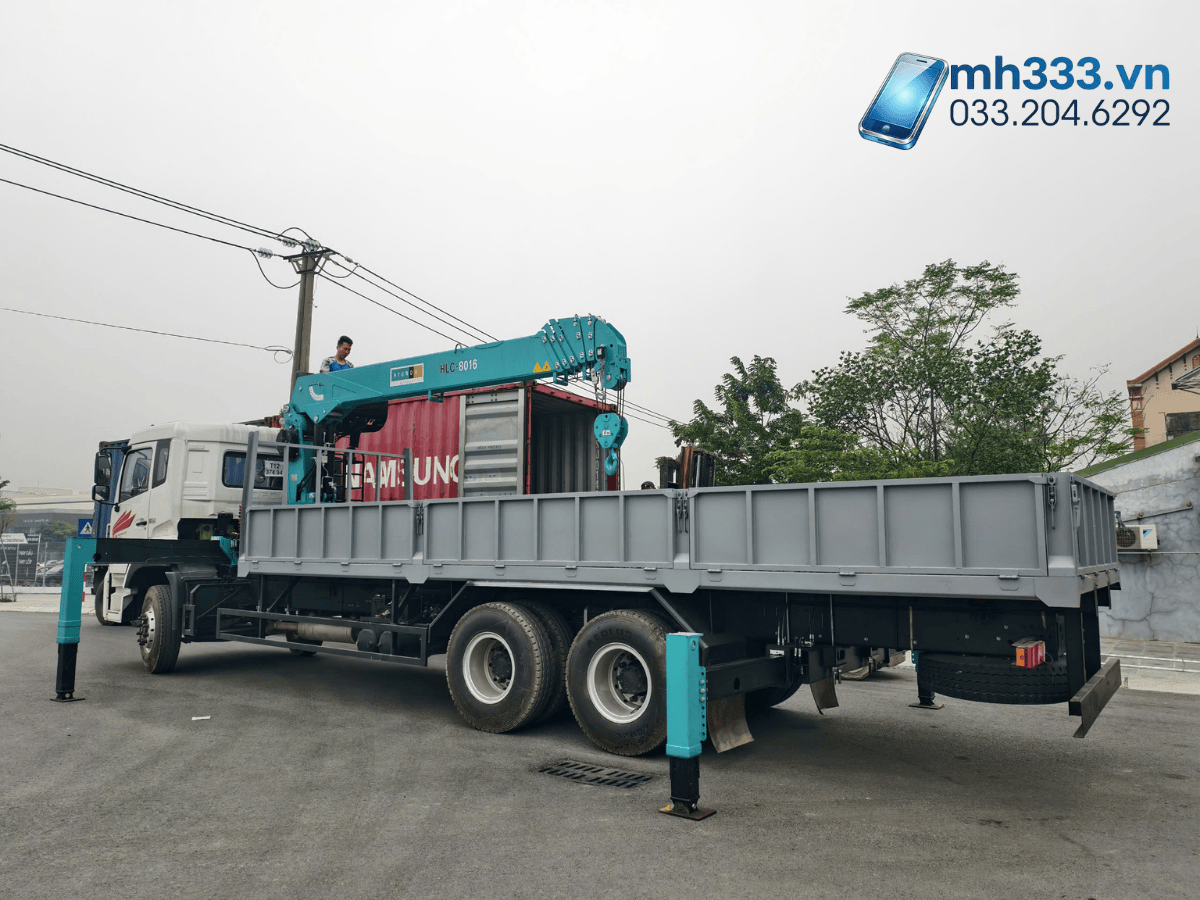 Ứng dụng thực tế của xe tải Dongfeng gắn cẩu 8 tấn trong xây dựng.