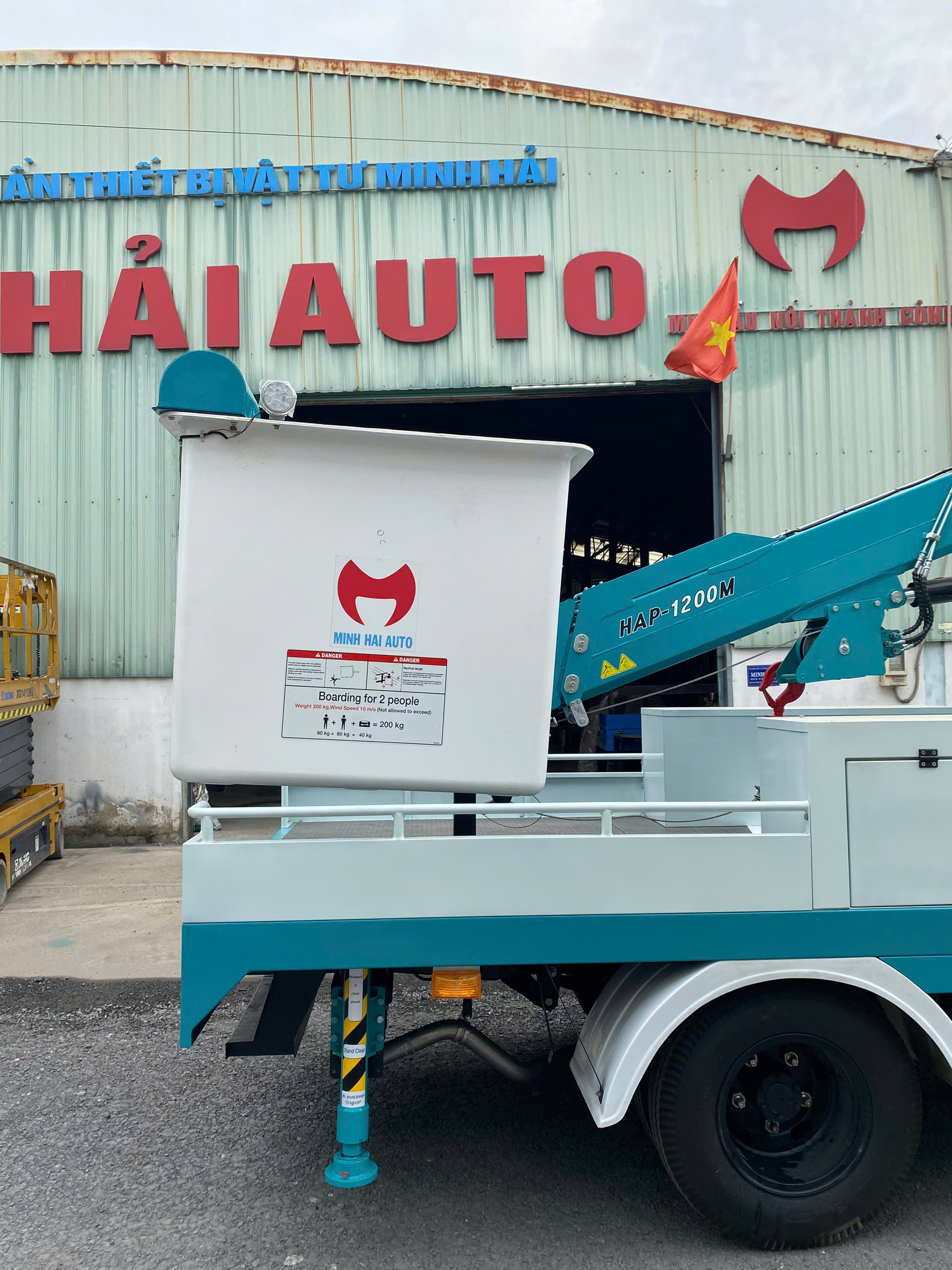 Ứng dụng xe ô tô nâng người 12m trong sửa chữa điện và cắt tỉa cây xanh.