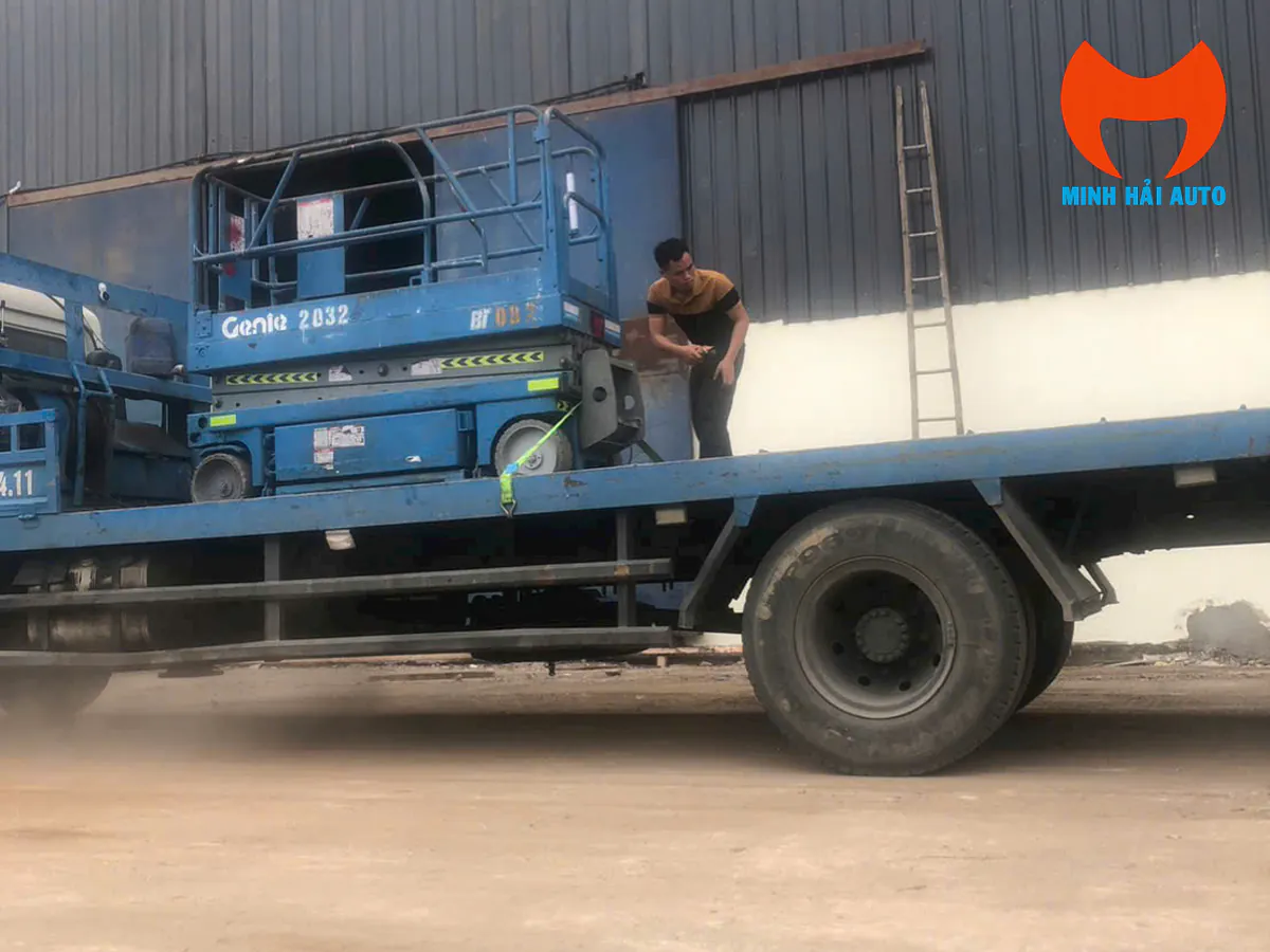 Xe nâng người cắt kéo đặt trên phương tiện vận chuyển