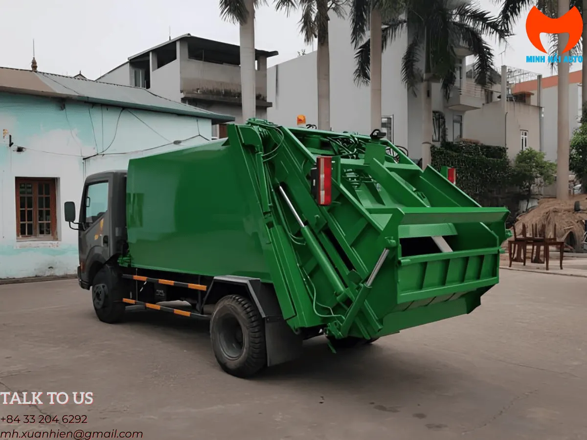 Phía sau xe cuốn ép rác VEAM VT652 với cửa nạp và cơ cấu thủy lực