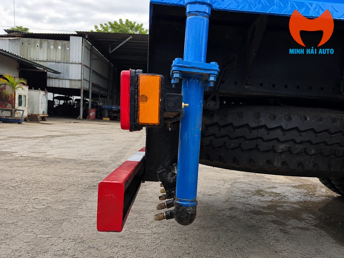 Vòi phun tia làm ẩm trên xe phun nước tưới cây