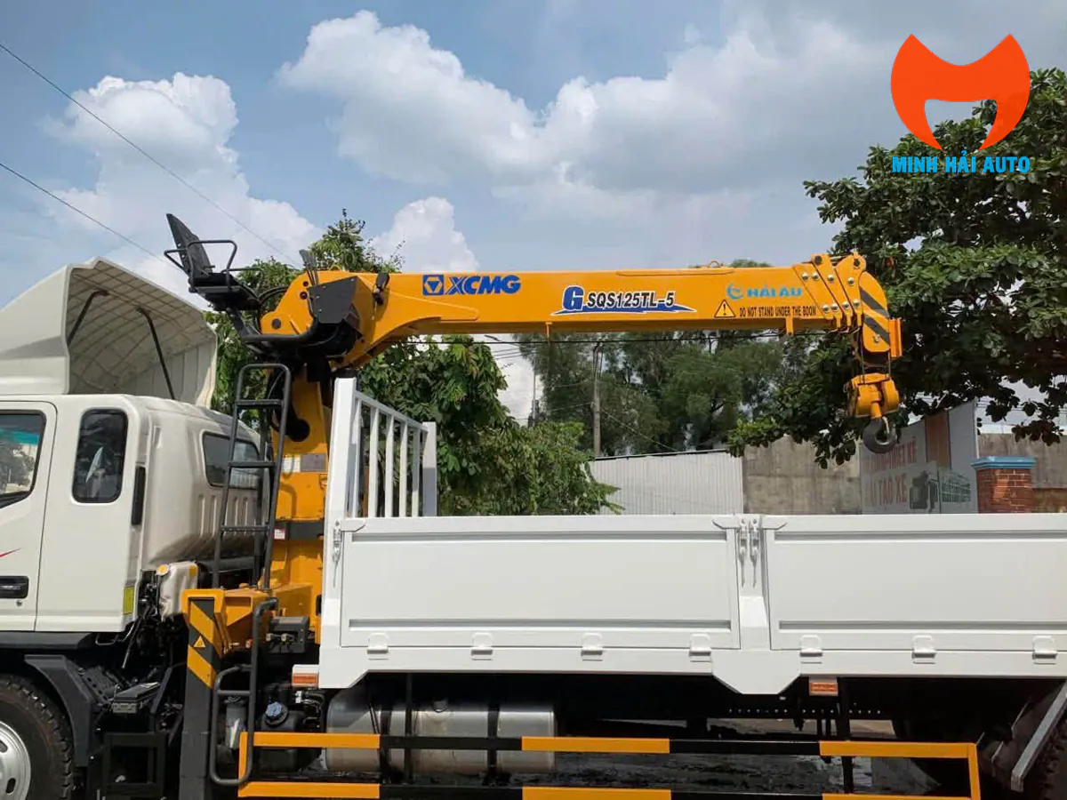 Cần cẩu XCMG GSQS125TL-5 màu vàng và móc cẩu phía trên thùng xe JAC