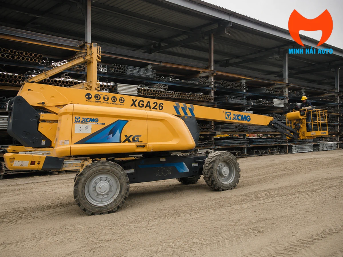 XCMG XGA26 làm việc tại kho thép với cần gấp khúc