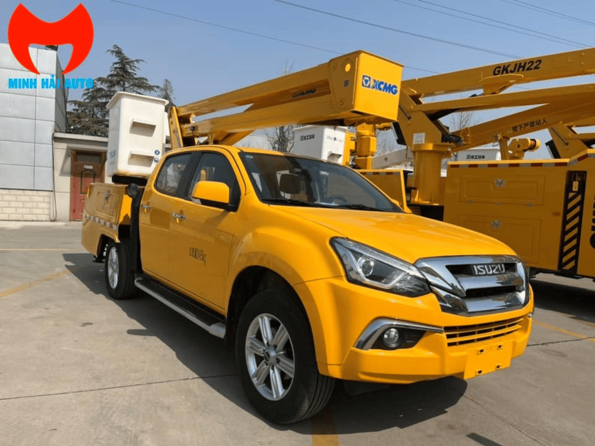 Xe bán tải nâng người 12m nhỏ gọn đang làm việc trong không gian hẹp, thể hiện sự linh hoạt và tiện lợi.