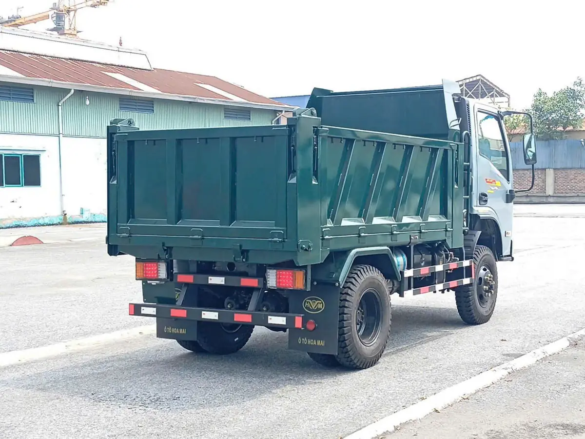 Góc bên xe ben Hoa Mai 4.95 tấn 2 cầu