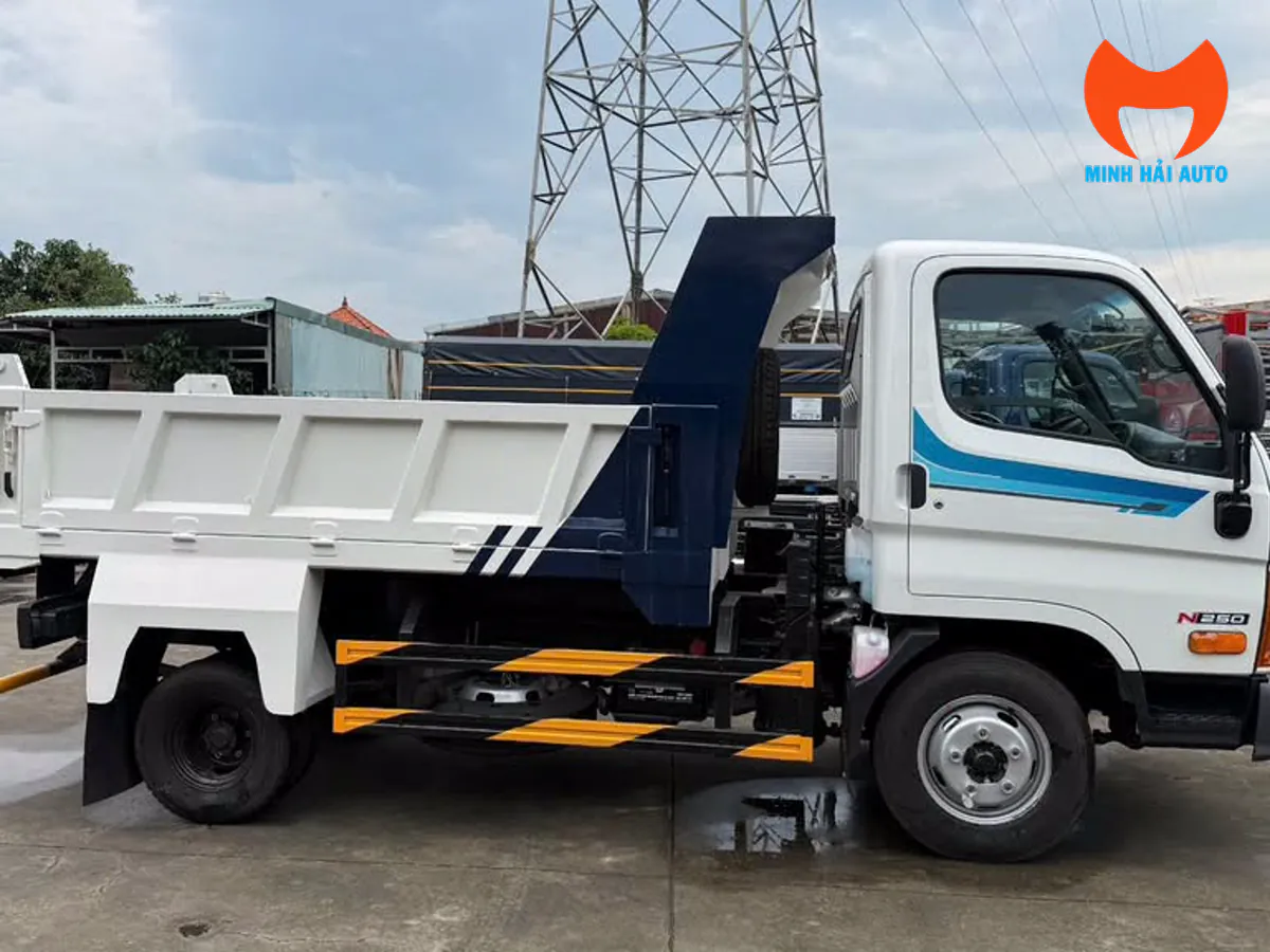 Thân xe ben Hyundai N250 1,9 tấn góc nhìn ngang sườn cabin và thùng ben