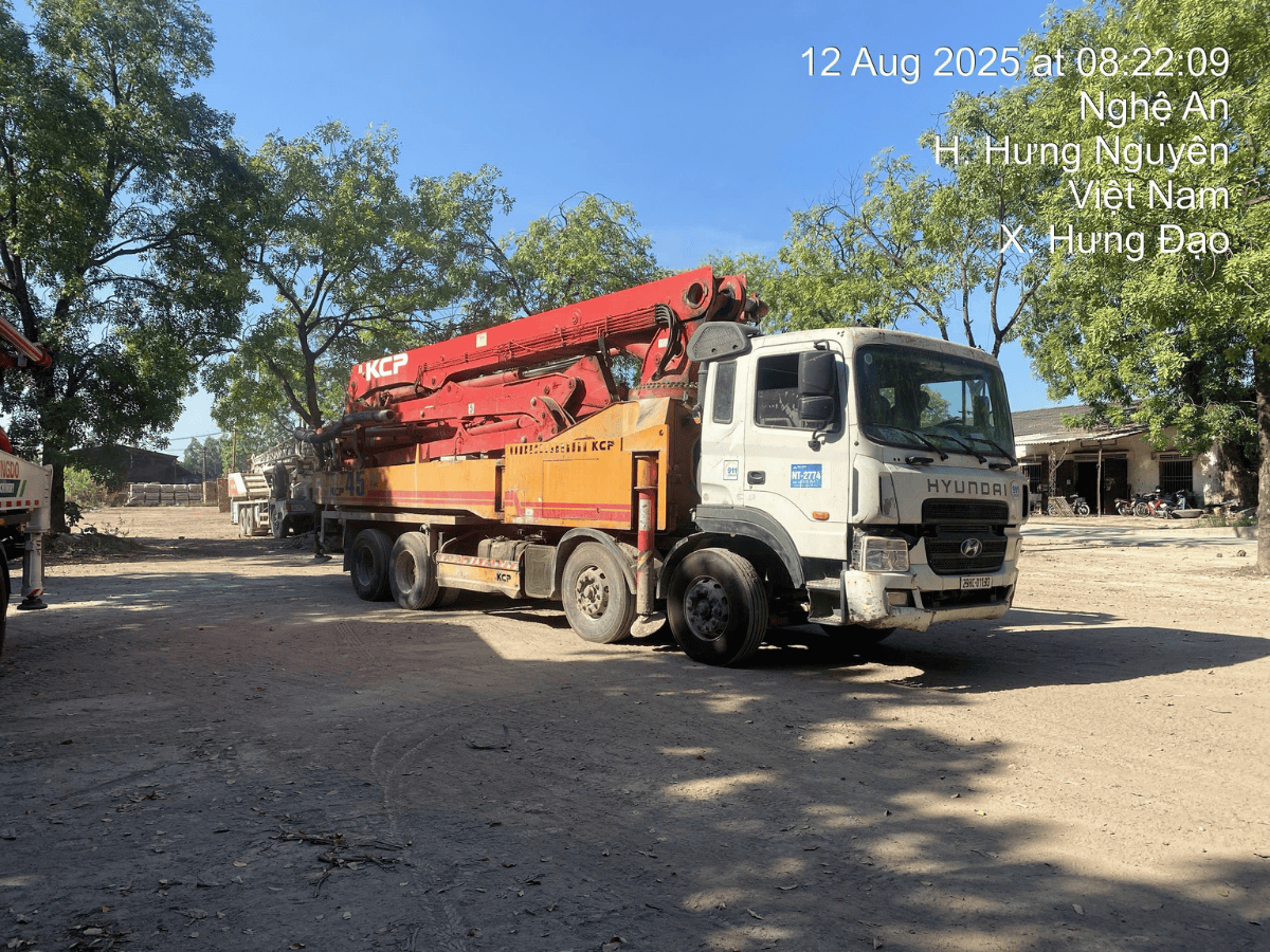 Xe bơm bê tông 45m cũ đời 2017 KCP KCP45ZX170 đang được trưng bày.