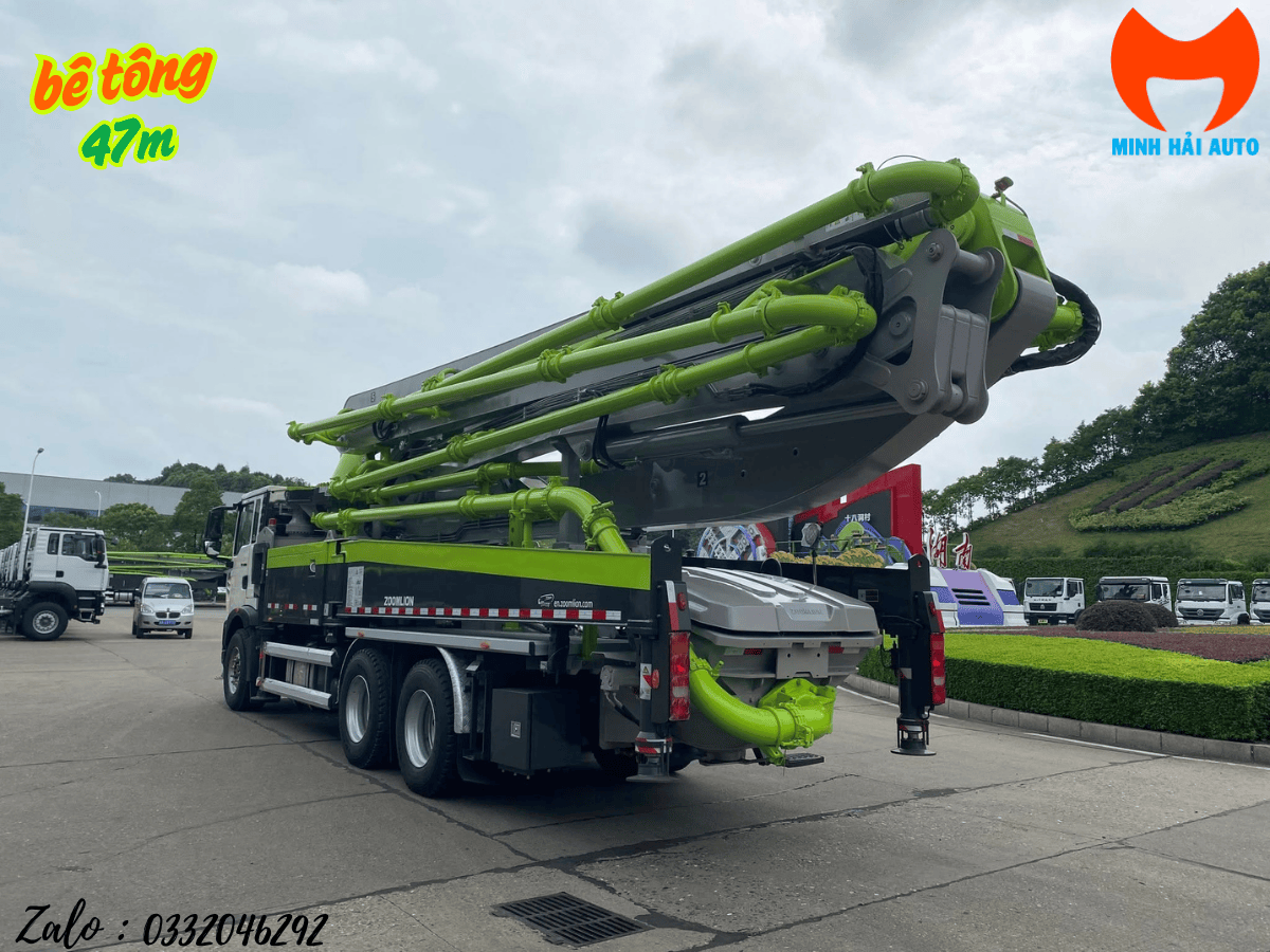 Xe bơm bê tông 47m đang được sử dụng trong một dự án xây dựng cầu cạn.